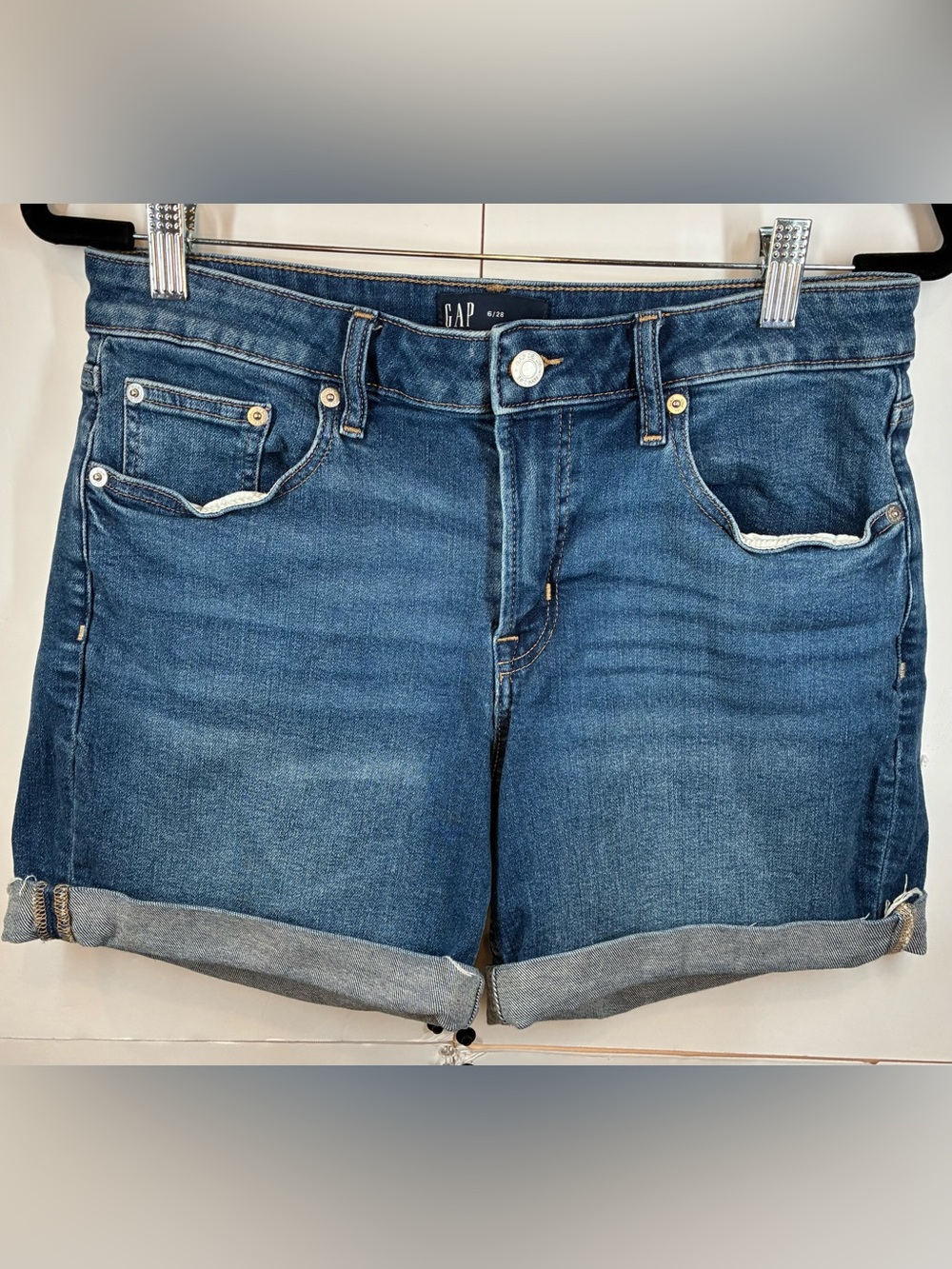 GAP Denim 5" Cuffed Jean Shorts Women's Size 6/28 Medium Wash